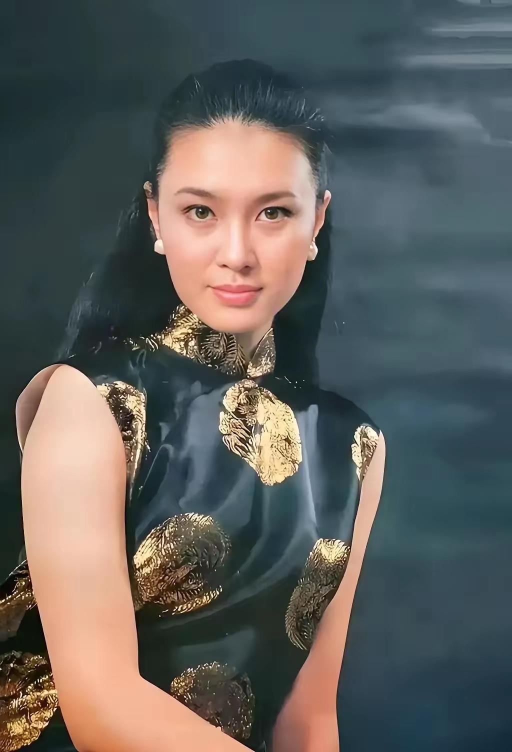 方舒的姥爷是当年东北军里数得着的高级将领，母亲在中央音乐学院做教授，父亲是文化部