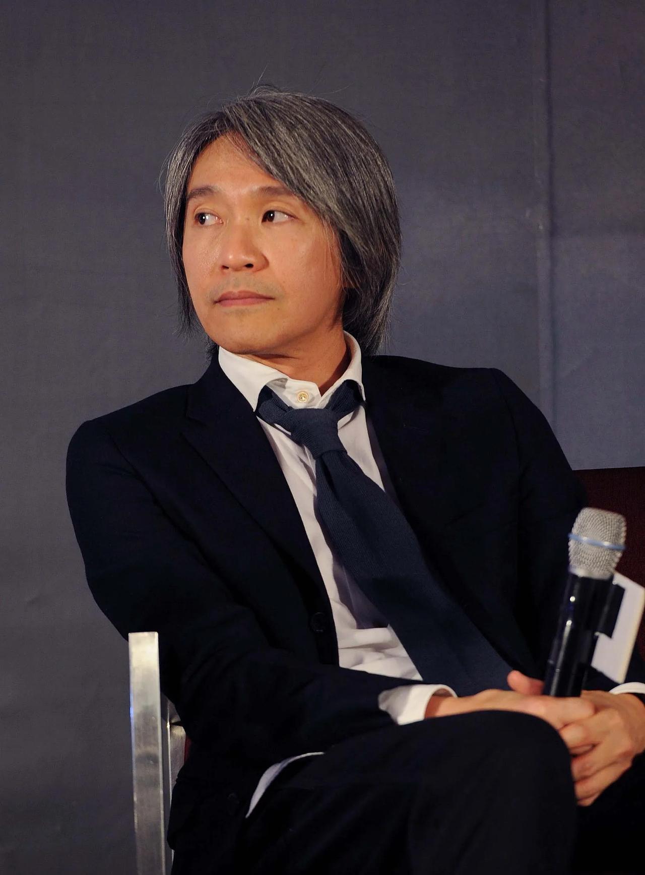 主持人问李建仁:“你觉得周星驰这个人怎么样？”李建仁说:“周星驰请吃饭绝对大方，