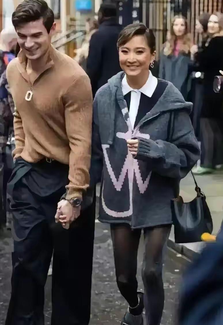 这哥好帅啊，他身旁的女孩是谁？不是一般的眼熟。不想猜她是谁，她的穿衣风格喜欢吗？