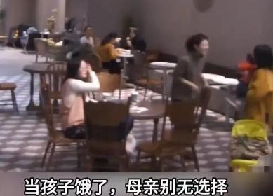 宝妈在餐厅掀起衣服喂母乳，隔壁桌女生看到后怒骂：“你这样太不文明了，等下我男朋友