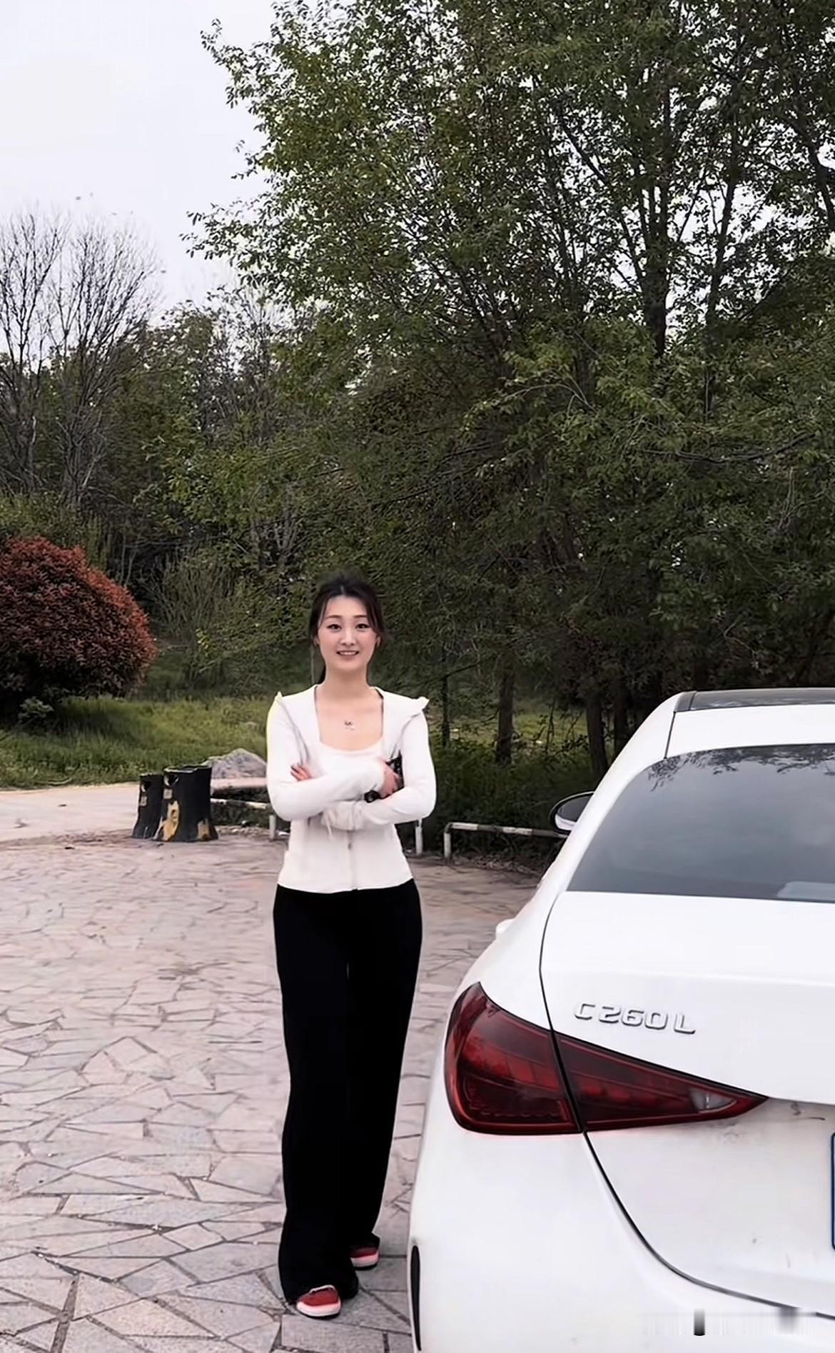 谁说大衣哥前儿媳是为了钱的？五年前，大衣哥儿子朱小伟与陈亚男因网络等一系列问题