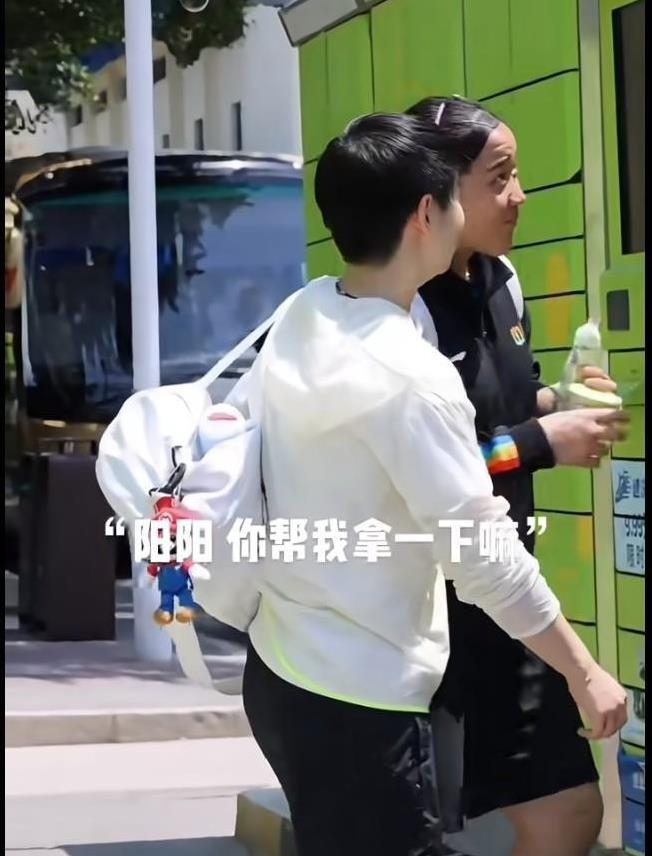 莎莎：阳阳，你帮我拿一下嘛！阳阳：好的好的。谁能顶得住莎莎撒娇啊！莎莎和阳阳一起