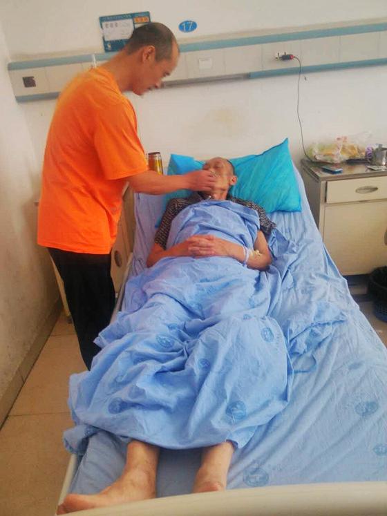 父亲的治疗费用需要60000万元，父亲叫他去付钱他底声问父亲：退休金呢？他心