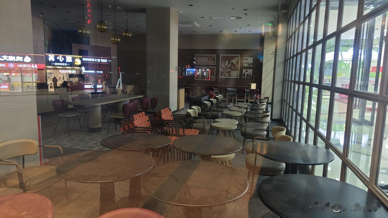 南沙万达星巴克这个新装修好low啊，搞得跟一个饭堂一样，一点星巴克的感觉都没