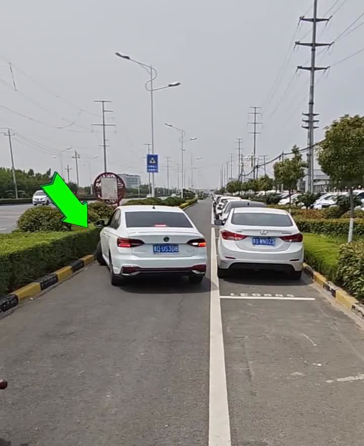 窄路侧方停车，新手一看就会。在窄路侧方位停车时，如果采用常规的侧方位停车法，