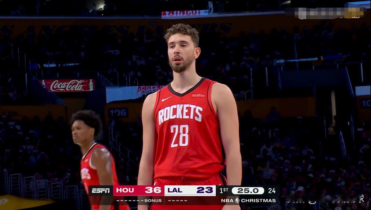 火箭超级中锋申京真是太低调了！在今天火箭客场挑战湖人的上半场比赛中，申京首发出战