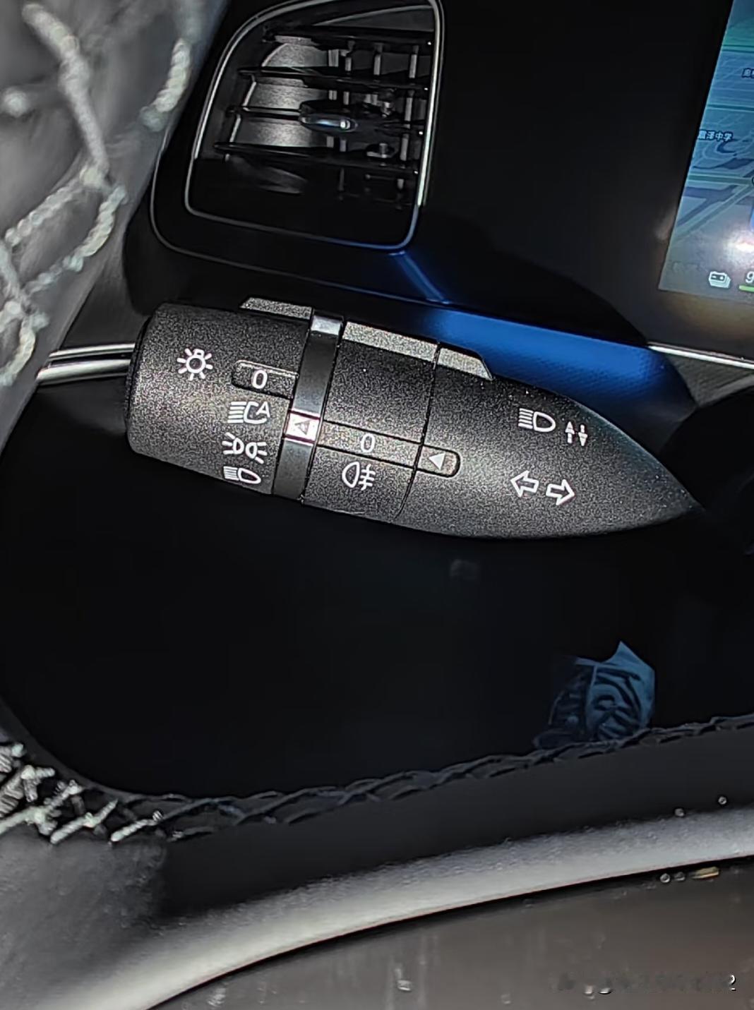 车机被严重低估的功能：语音关大灯看到这个新闻真的吓出一身冷汗，我经常高速路上双