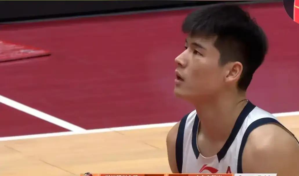 萨姆纳上来就杀疯了。首节三分钟砍八分，手热得发烫。这家伙最近状态是真好，看来已经