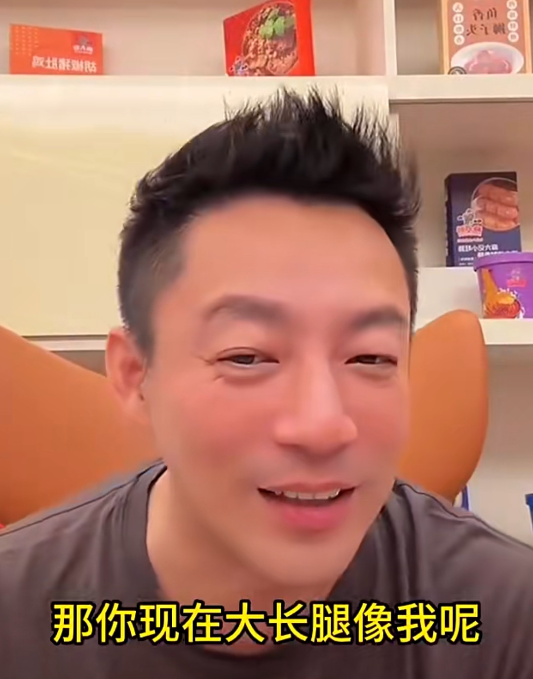 汪小菲直播间故意逗女儿，小玥儿的回应俏皮又暖心，汪小菲笑得前翻后仰、眉眼儿弯弯快乐像孩子。爸爸汪小菲