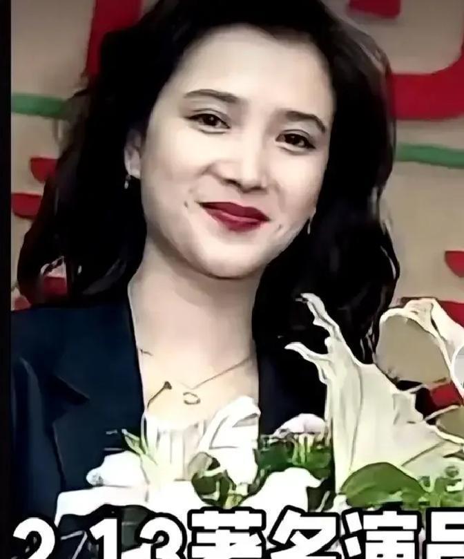 许亚军和何晴在儿子毕业礼上那个拥抱，简直比他们当年的婚戒还晃眼。离婚十年了，还