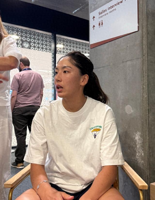 输球可以，但被这样“搞”心态，谁忍得了？王欣瑜法网出局后拒绝握手，真相远比镜