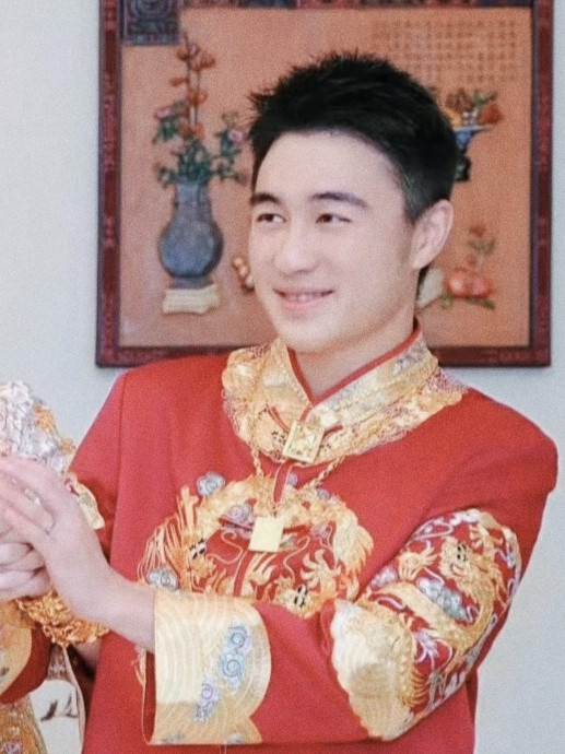 要不是这回奚梦瑶晒出那套中式礼服我还真不知道何猷君在这事上是这个样子，越看越觉得，这个男人有点东西。