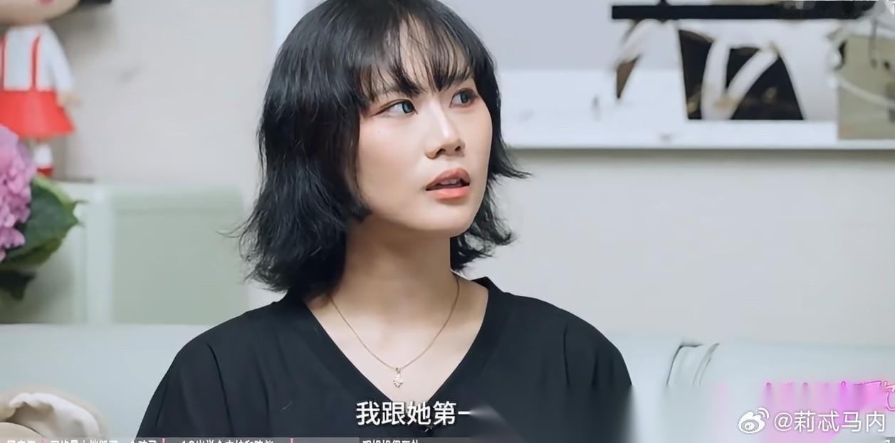 窦佳嫄说：我大概十四五岁时，第一次见窦靖童，我见她是因为对这个姐姐很好奇，她那