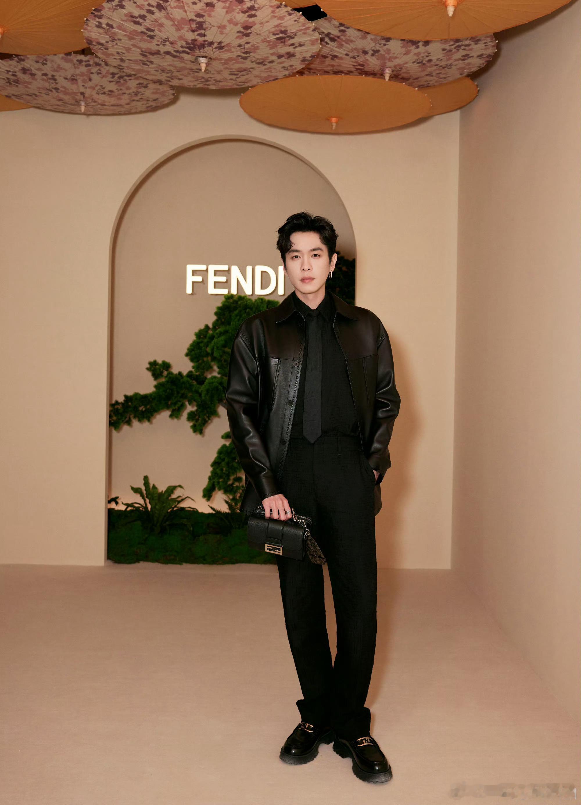 张若昀已集齐Fendi（成衣）+IWC万国表（腕表）+蒂芙尼（珠宝）三奢战绩✌