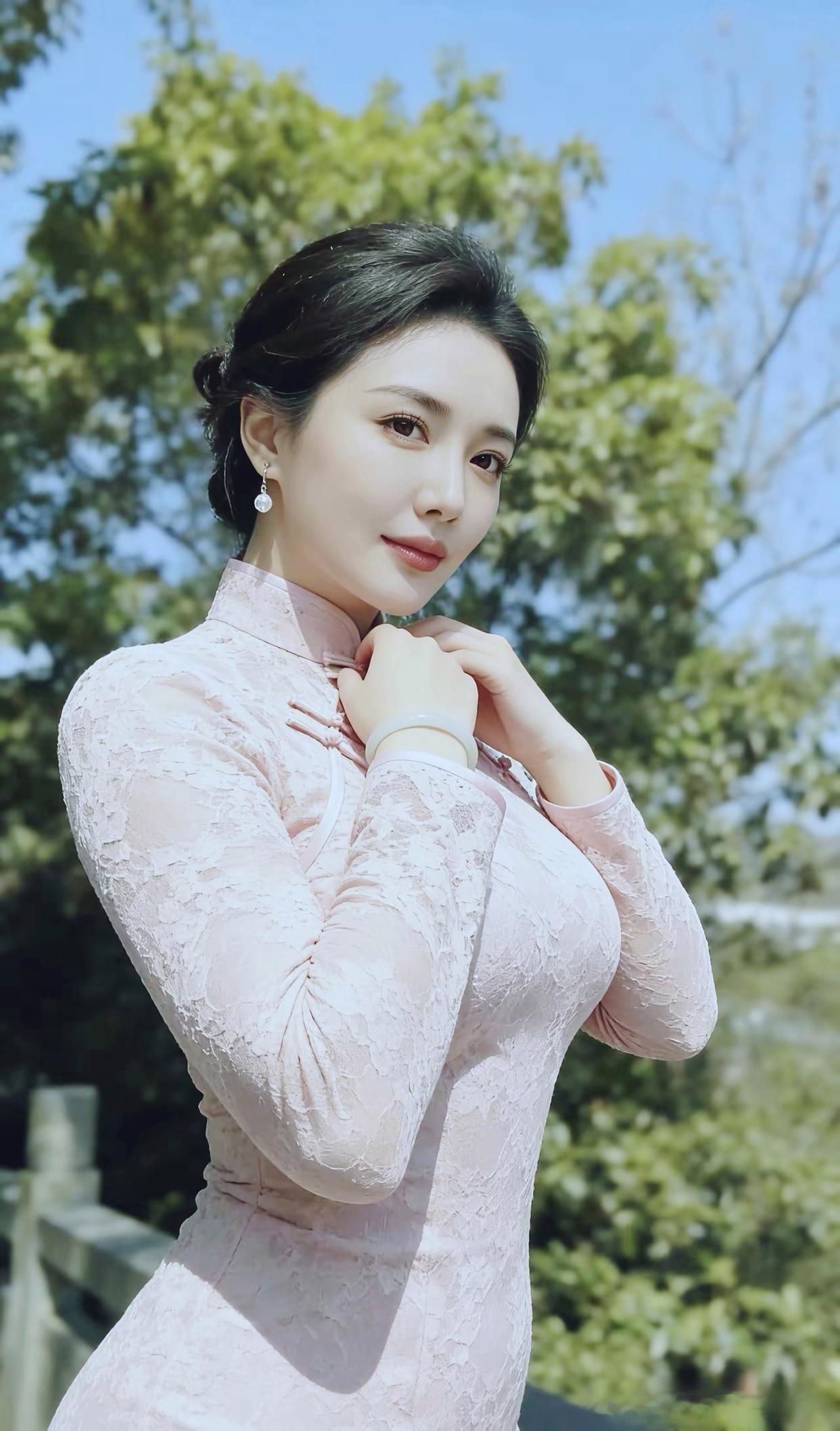 阳光正好，微风不燥，肤白貌美，好甜美，在公园里拍照也太有氛围感了吧，美艳少妇的优