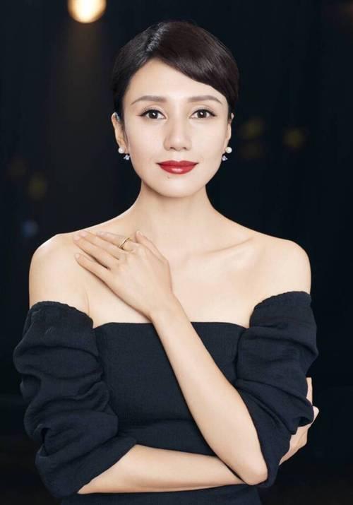 袁泉要说内娱清流，袁泉绝对是独一份。不炒作、不扮嫩，不媚俗、不迎合，优雅知性