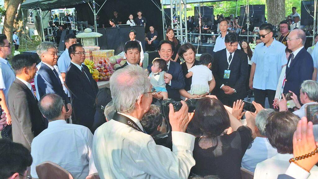 赖清德祭八田与一喊台日友好，蓝营青年怒呛赖清德8日南下乌山头水库出席八田与一逝