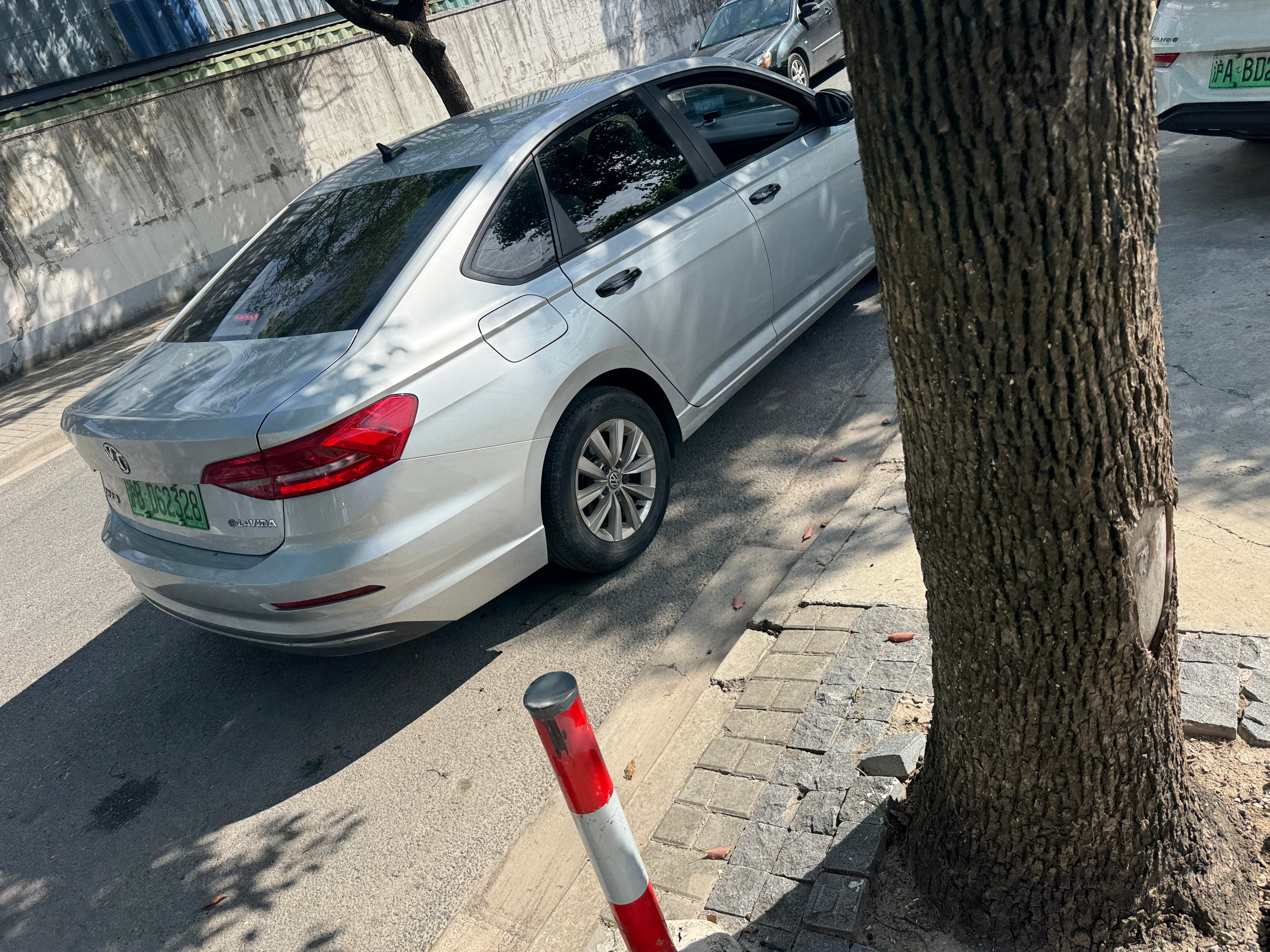把一台车舒适性做的这么烂也是要点水平的座椅烂x底盘烂=烂不欲生靠背怎么这么垂直