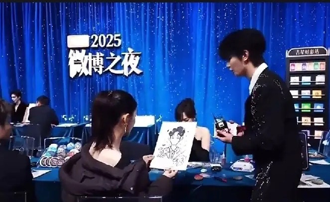 微博之夜红毯这是红毯最尴尬的一幕了！微博之夜，主持人：“姐，想采访一下…”！女明