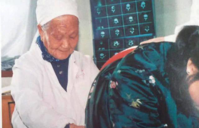 上个世纪七十年代，一女病人去地窖取菜不小心扭到腰椎，无法动弹，家人抬她来找北京“