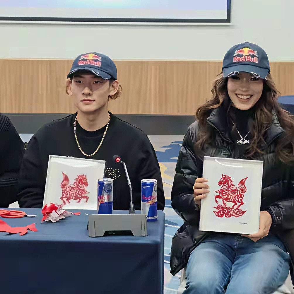 苏翊鸣和谷爱凌小时候看着差不多大，跟一个班的小朋友似的。但慢慢长大，差别就出来了