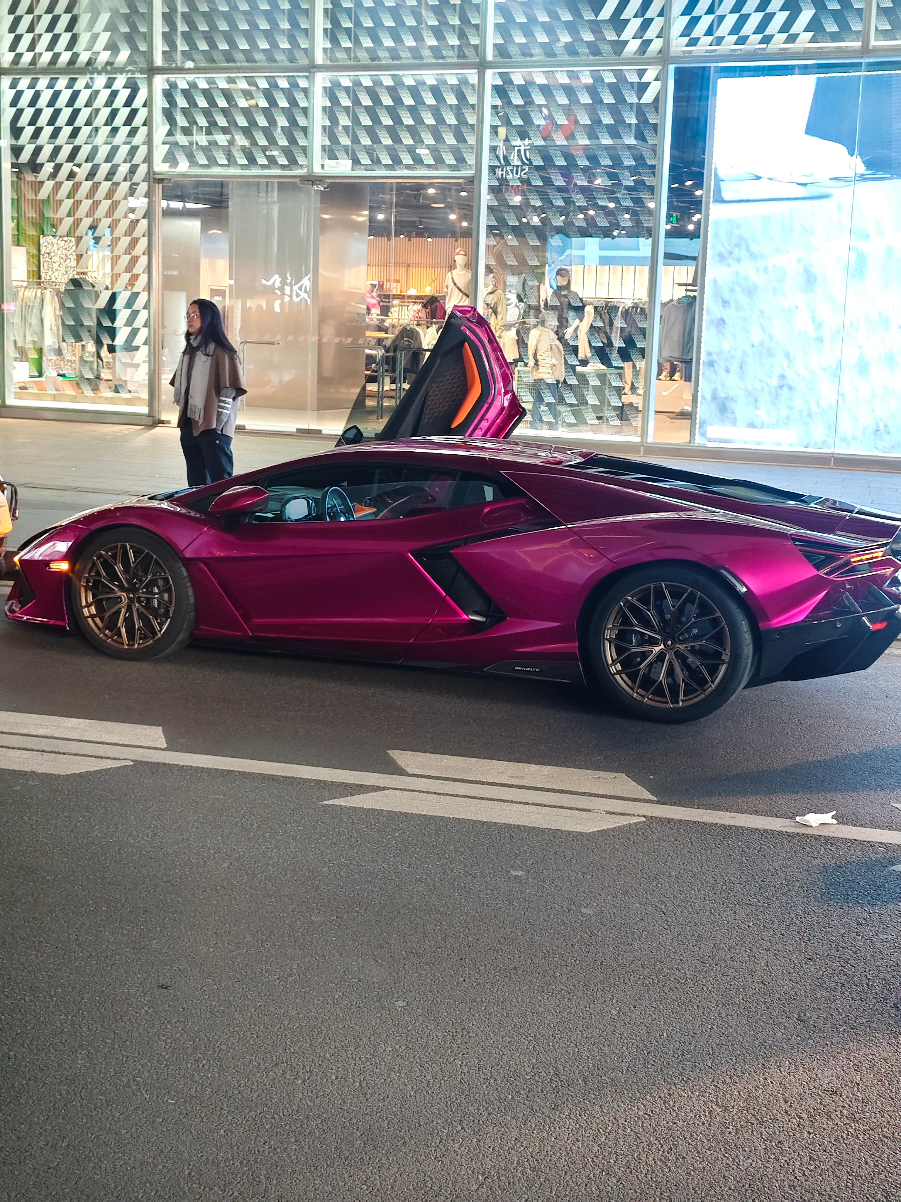 新款大牛，太帅了吧，旁边那位女士应该是车主或者车主的家人朋友苏州·苏州中心广场