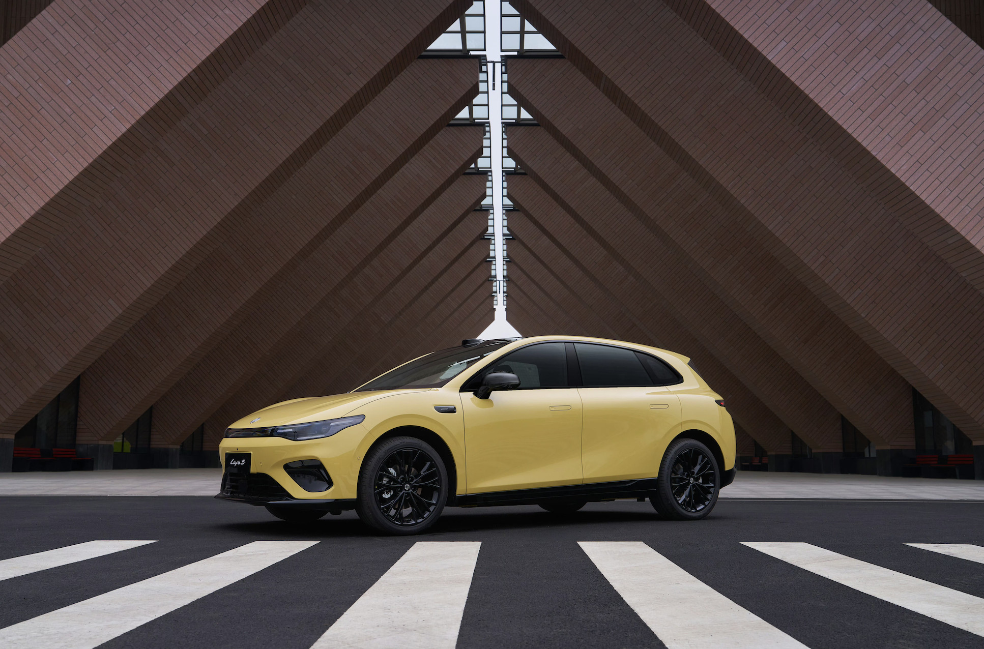 作为常年关注设计与汽车跨界的观察者，刚开启预售的零跑Lafa5让我看到了中国