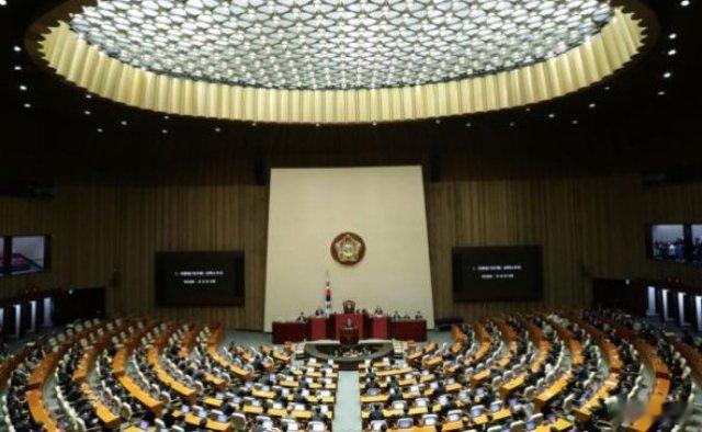 【判决书曝光尹锡悦戒严失败原因没料到国会员工加班】2月19日，韩国首尔中央地方