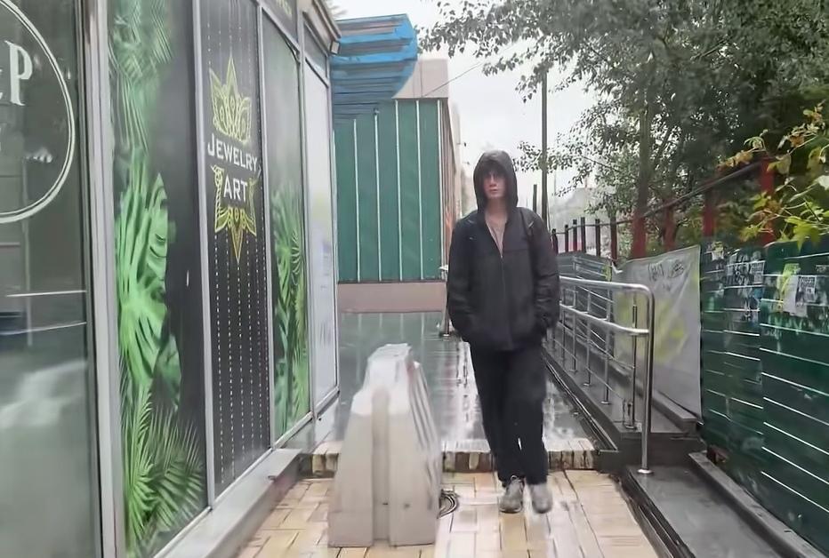 刚才看了一下乌克兰首都基辅，马路上到处可见年轻人！并不是像人们传说的那样，年轻人
