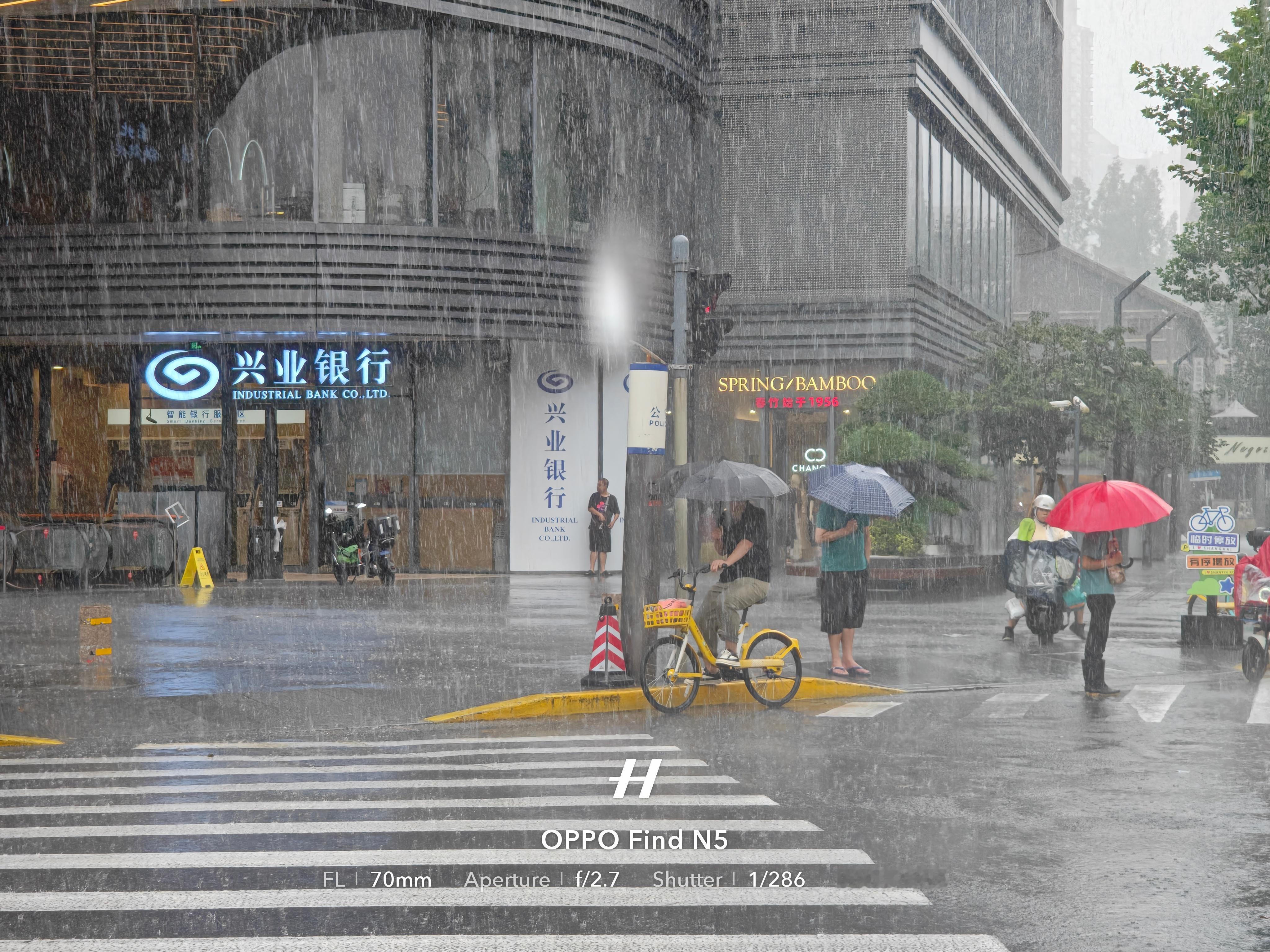 上海这雨大的……湿身了[捂眼睛][捂眼睛][捂眼睛]喂豆包，你咋把自行车的方向弄反了[抠鼻]