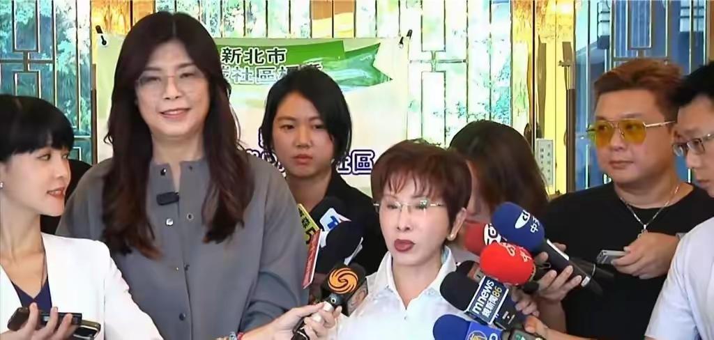 洪秀柱今天被问到“到底挺谁”，她给出的答案堪称教科书级示范，短短几句分成两步走—