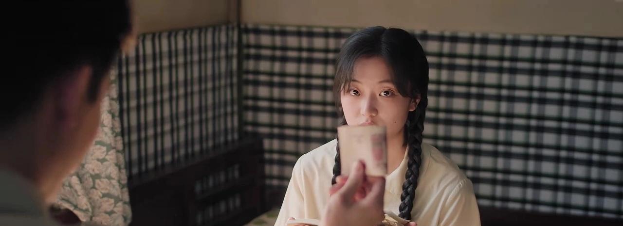 他笑着撕掉画了三天的稿子，就因为编辑嫌他画得慢。凌漪在旁边看傻了，这可不是她认