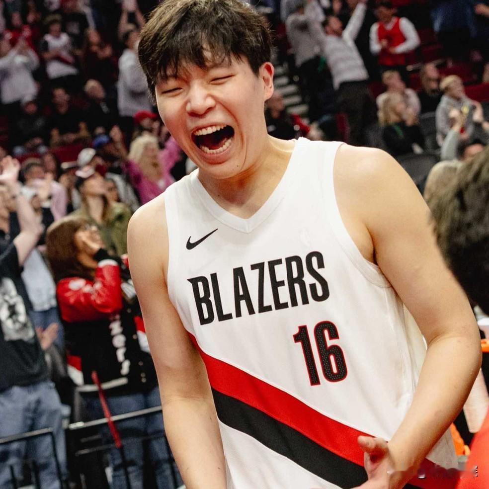 好消息！杨翰森回来了！据开拓者官方消息，球队已经从发展联盟召回中锋杨翰森！