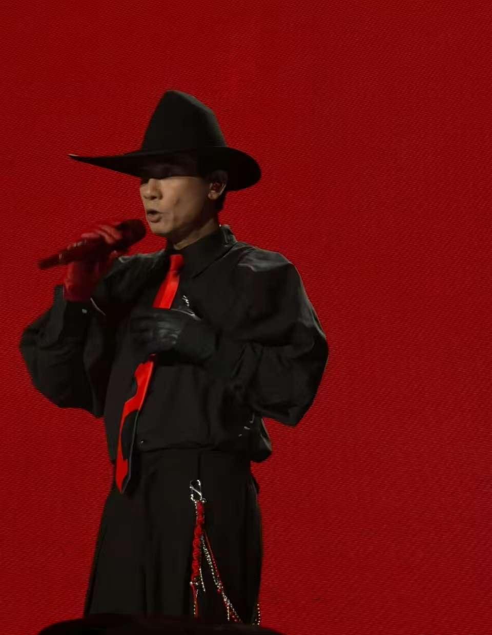 家人们，陈小春现身春晚联排咯，下班跟大家热情交流，蛇年歌声超有感染力，马年唱跳舞