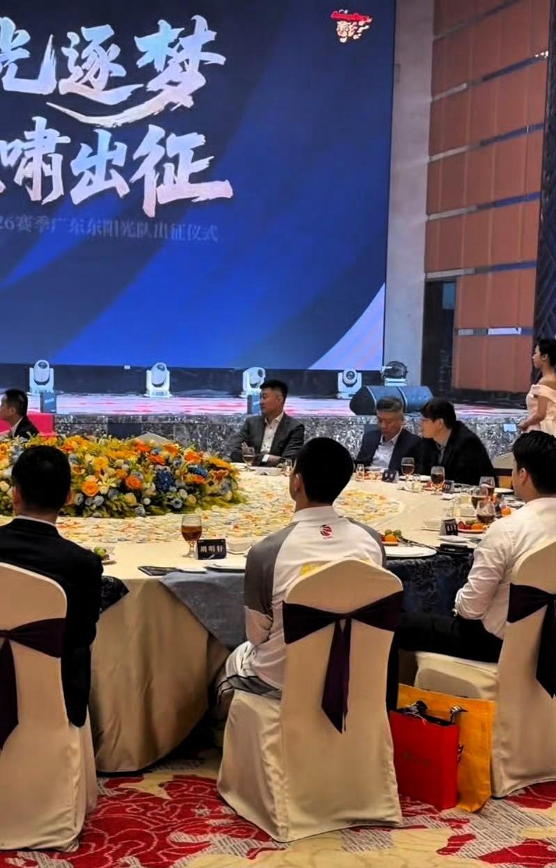 一张照片看！胡明轩在广东队内位置，出征仪式吃席和杜锋坐主台！桌上都是有头有脸的大