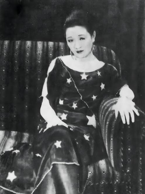 1963年，一个白发苍苍的老妇死在香港街头，人们见她衣衫破旧，还以为是一个无人在