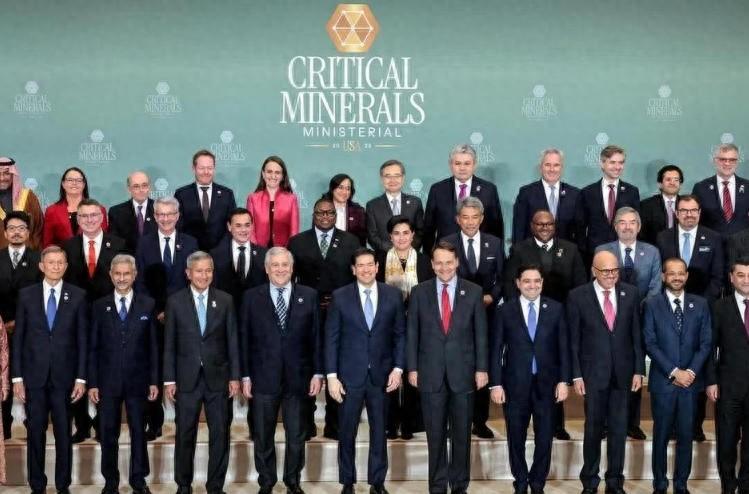 刚和北京通过话，美国反手组建54国联军，围剿中国当地时间2月4日。美国总统特