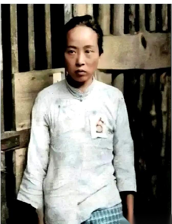 25岁。搁现在，也就是个天天挤地铁、偶尔为房租发愁的打工女孩吧？但在1937年