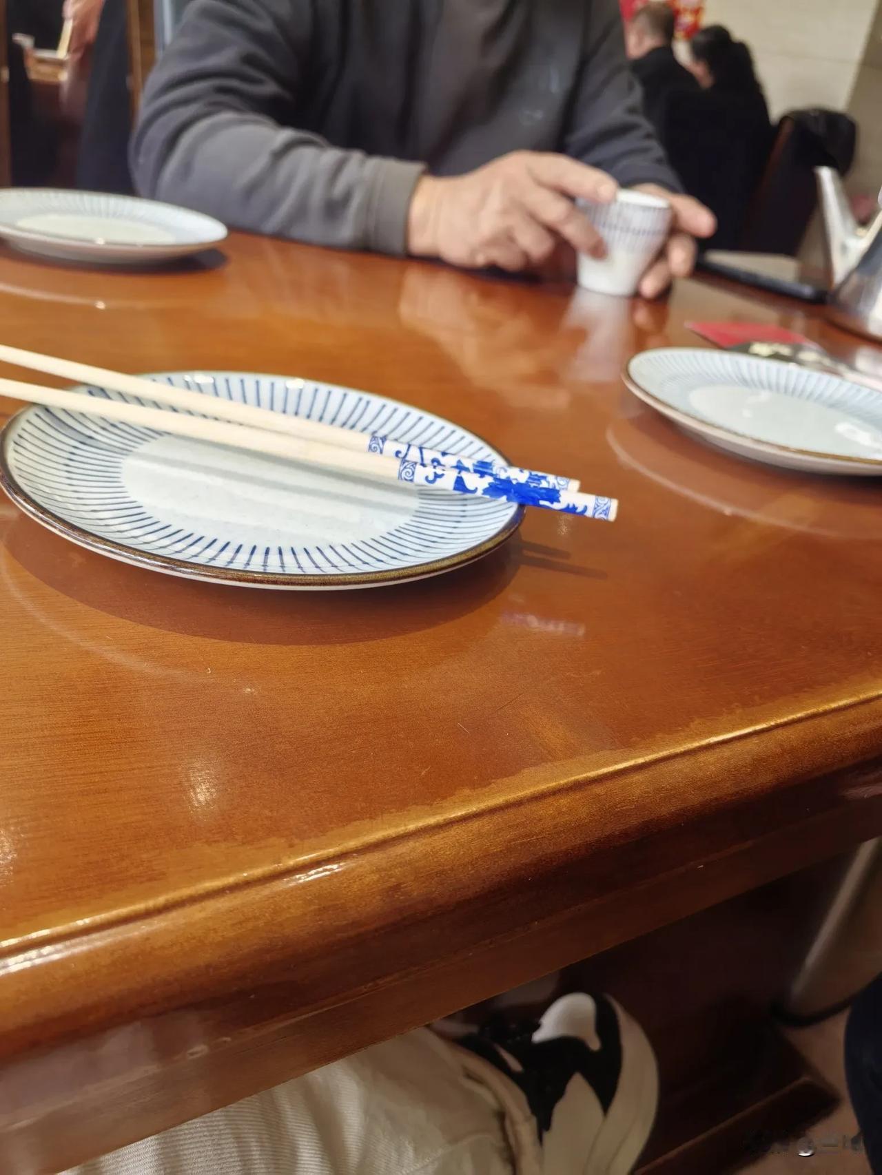和老公同他朋友一起吃饭，朋友说他儿媳妇怀了二胎，要抱第二个孙子了，高兴，给儿媳妇