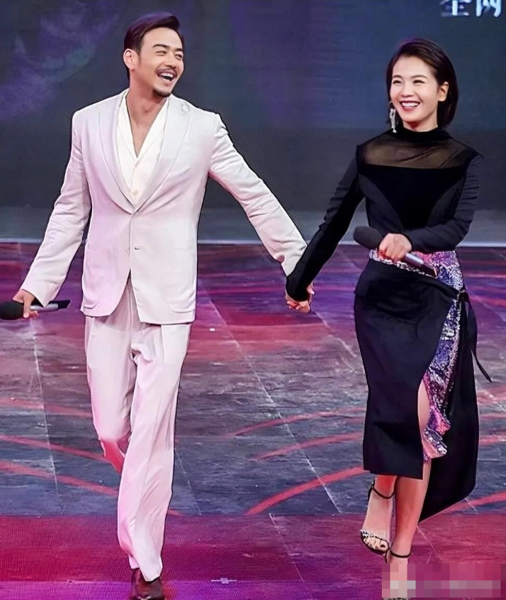 这个是我见过刘涛笑容最甜美，最幸福的一张，和她一起出场表演节目的这位男演员到底是