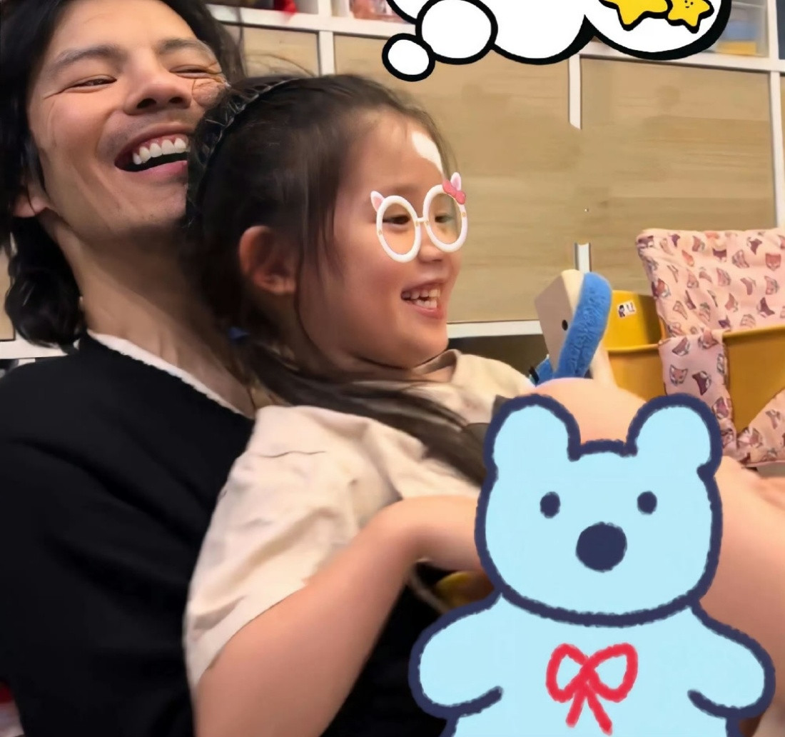 向佐晒女儿正脸照这个向佐好真实，比近期出席活动的打扮都好看多了！​​​
