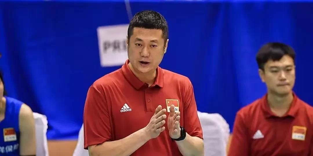 别把热身赛不当“干粮”！“中波女排”主力之争，中国女排艰难取胜，赵勇指导就此认