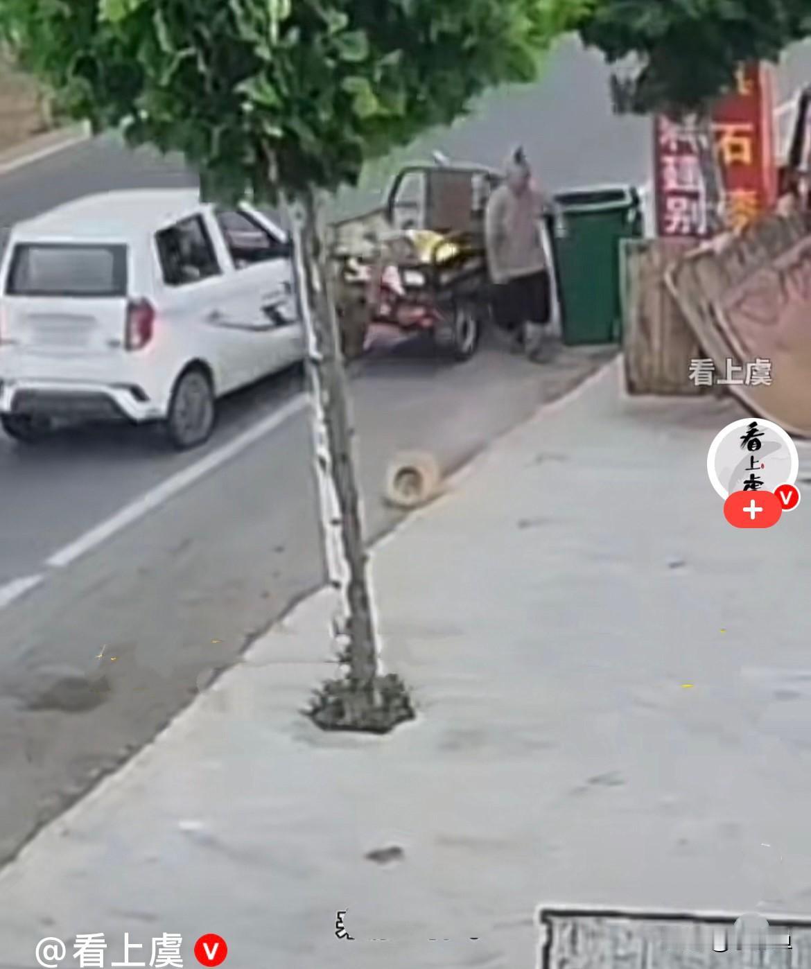 太幸运了……近日，河南商丘一位大爷骑着三轮车，停在垃圾桶旁边，准备下车捡点废品