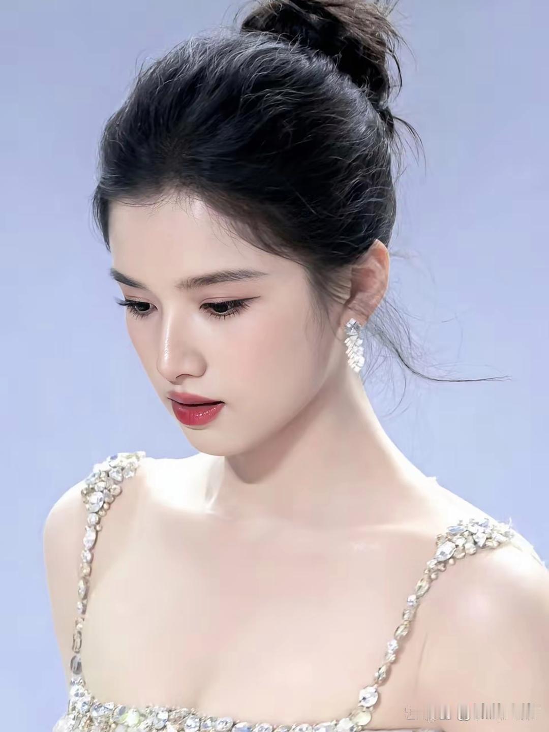 明星是不是从小到大都长得一样啊