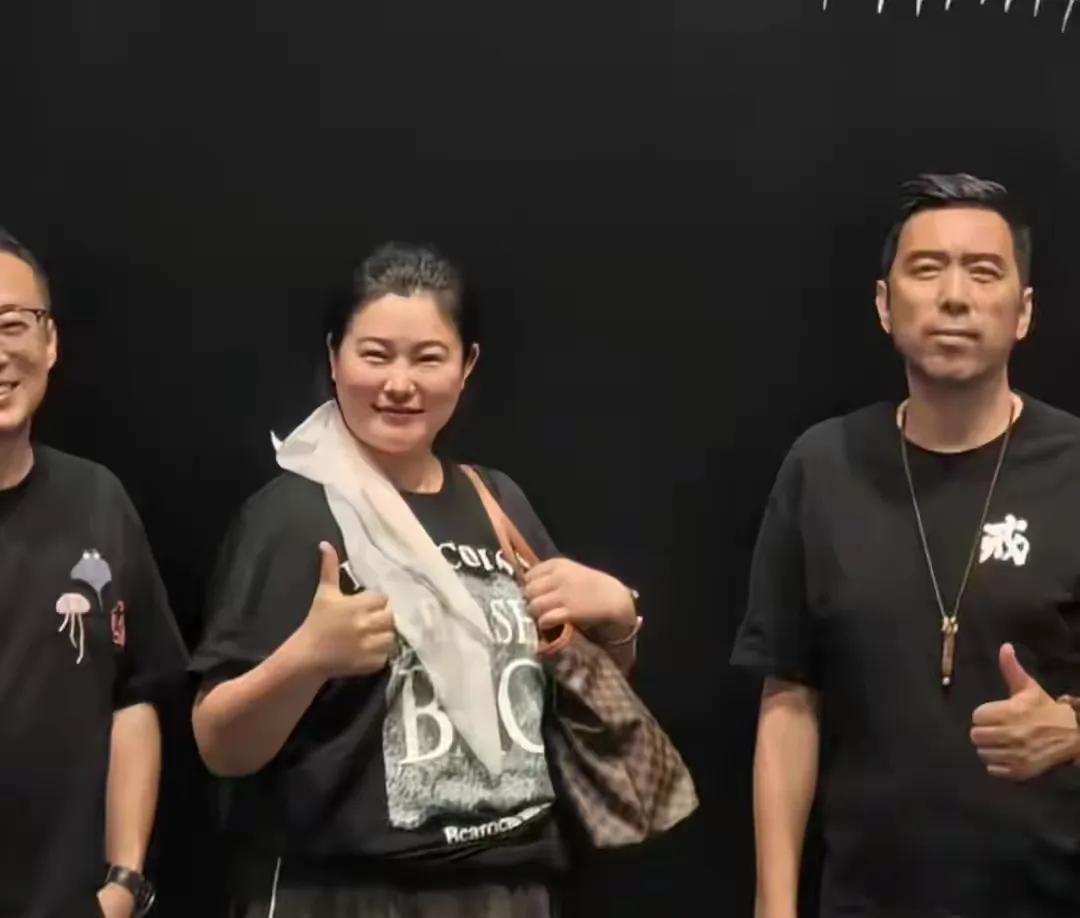 于娜暴肥现身：岁月沉淀下的从容与富态在大众的普遍认知里，身材管理似乎成了一种恒