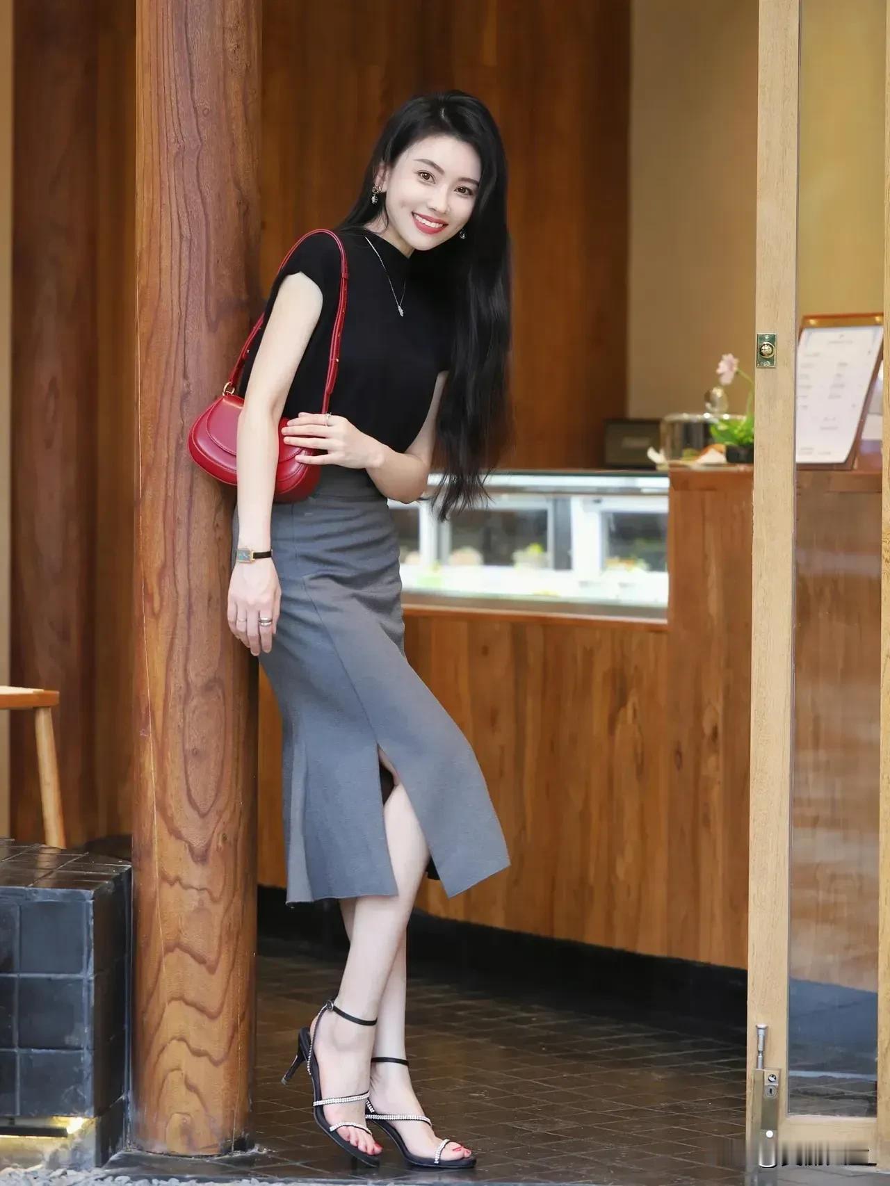 我本无心入江南.奈何江南入我心走在青石板路上.穿梭于一座座小桥流水.眼前画面放