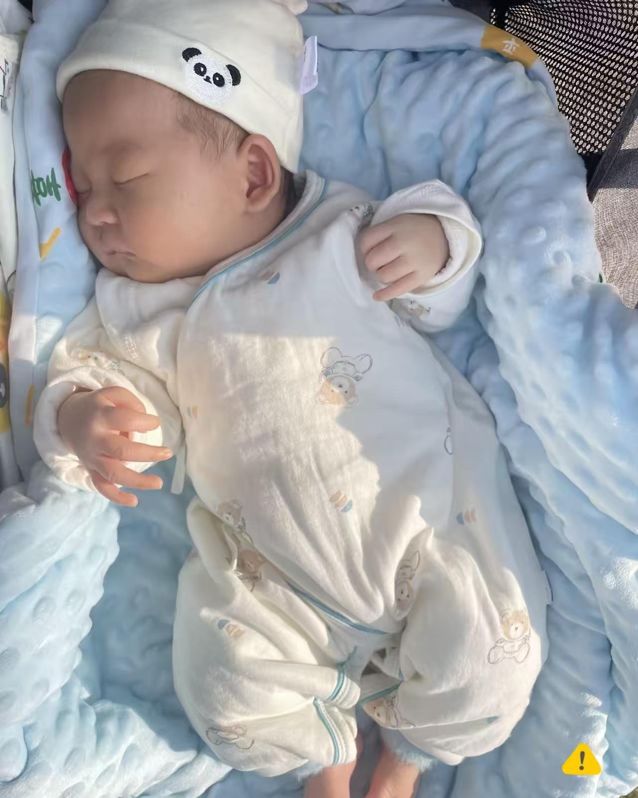 侄子才19岁，还在念专科，就跟女友生了个儿子。我舅舅当年就是拆散了他18岁儿子的