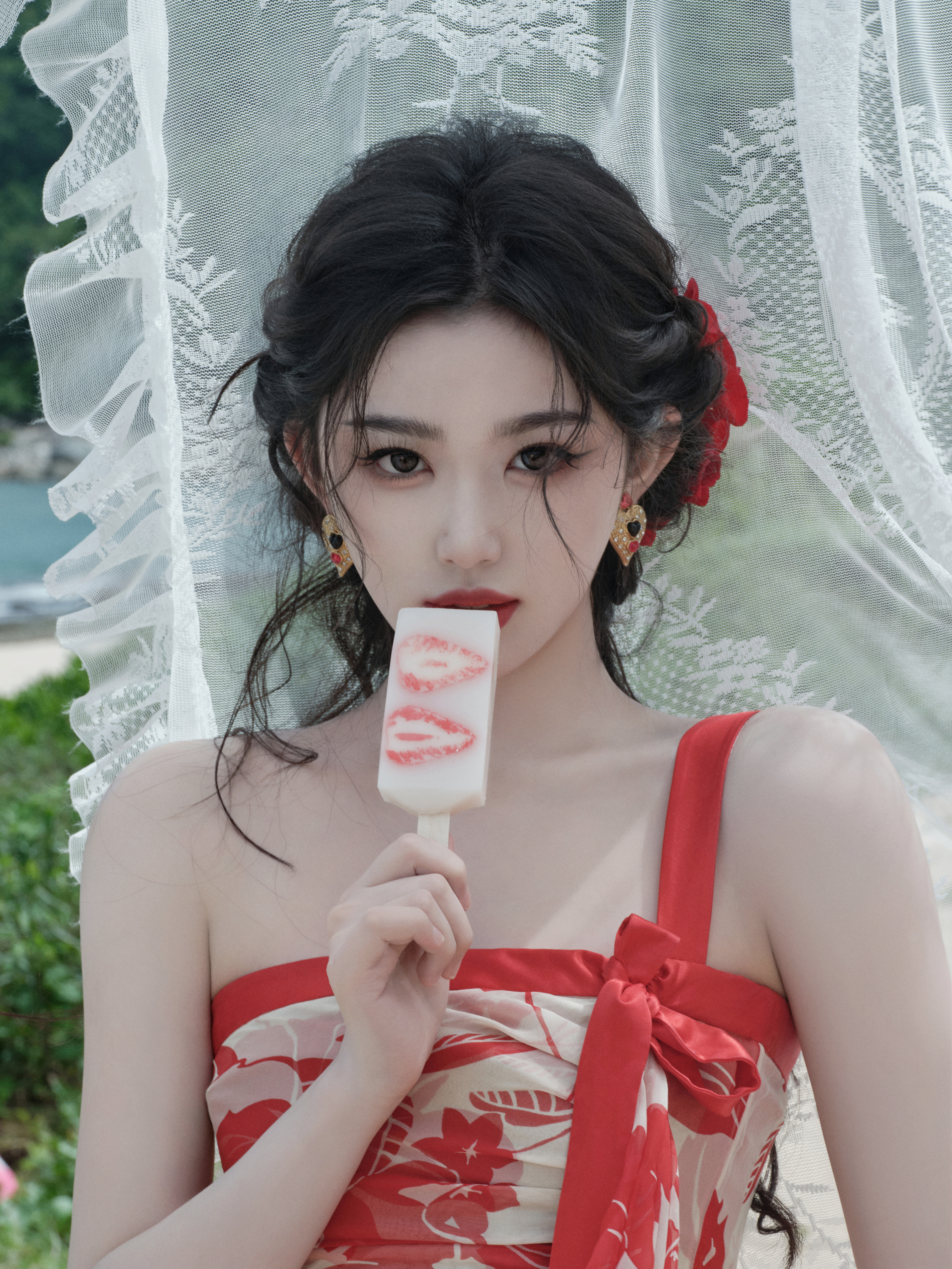 🍭孔雪儿红色印花长裙孔雪儿被红裙衬得更雪白了