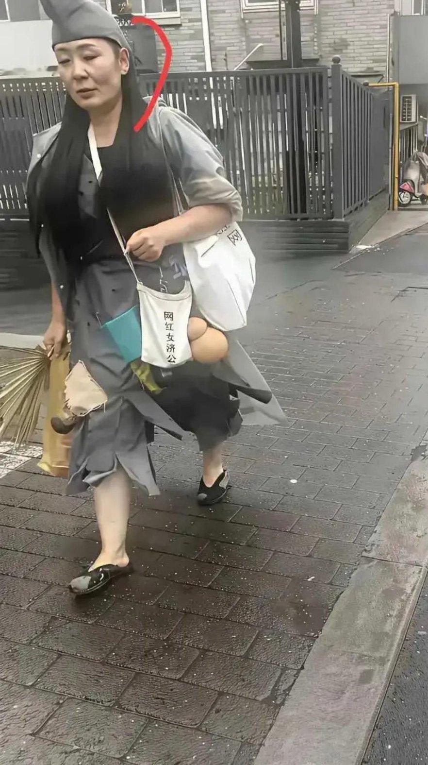 不得不说，现在的网红为了流量也是拼了。