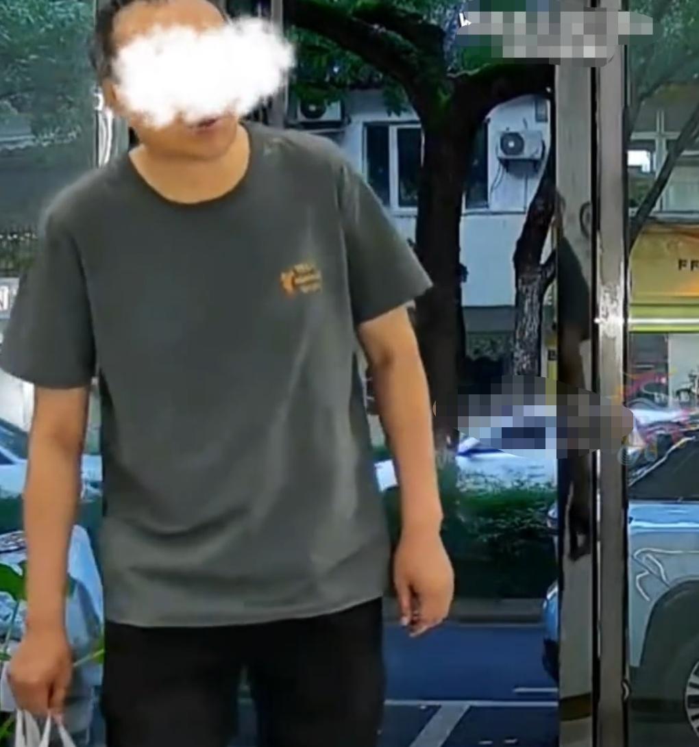 江苏苏州，普通的街头小店，这天迎来了一位格外局促的客人。没有消费，没有喧闹，